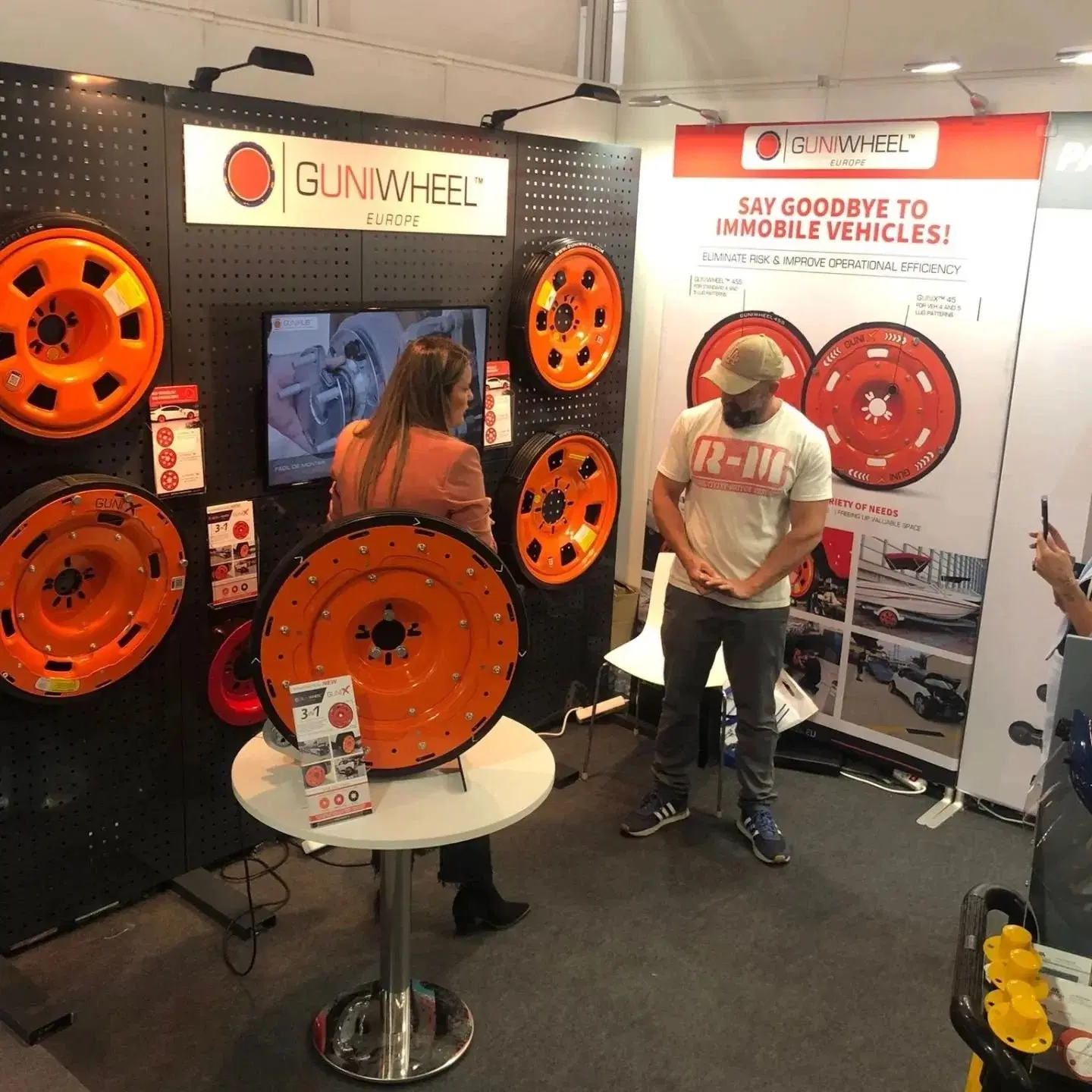 GuniWheel product demonstration at automotive trade show