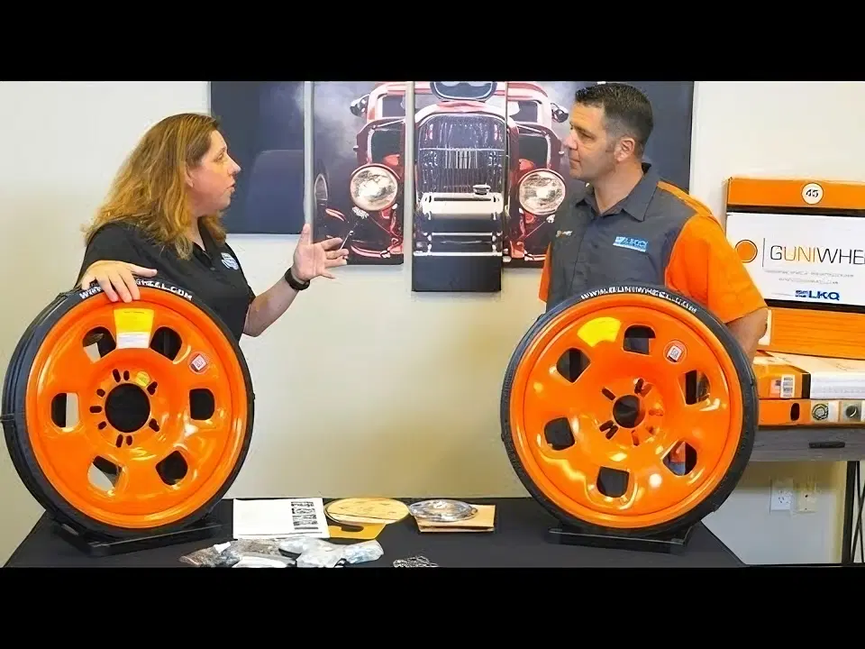 GuniWheel product presentation — two workshop professionals demonstrating the universal wheel system